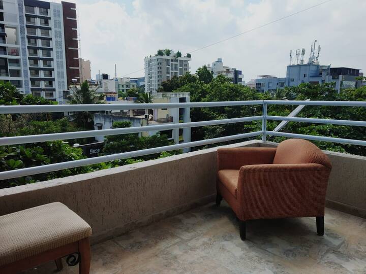 AC Cozy Studio Koregaon Park